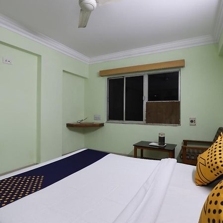 SPOT ON 66196 Hotel Hilltop Vadodara Exterior foto