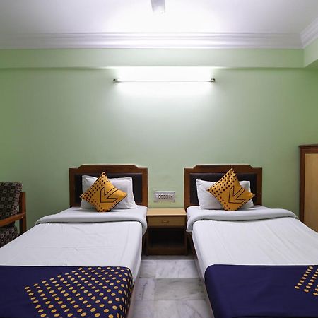SPOT ON 66196 Hotel Hilltop Vadodara Exterior foto