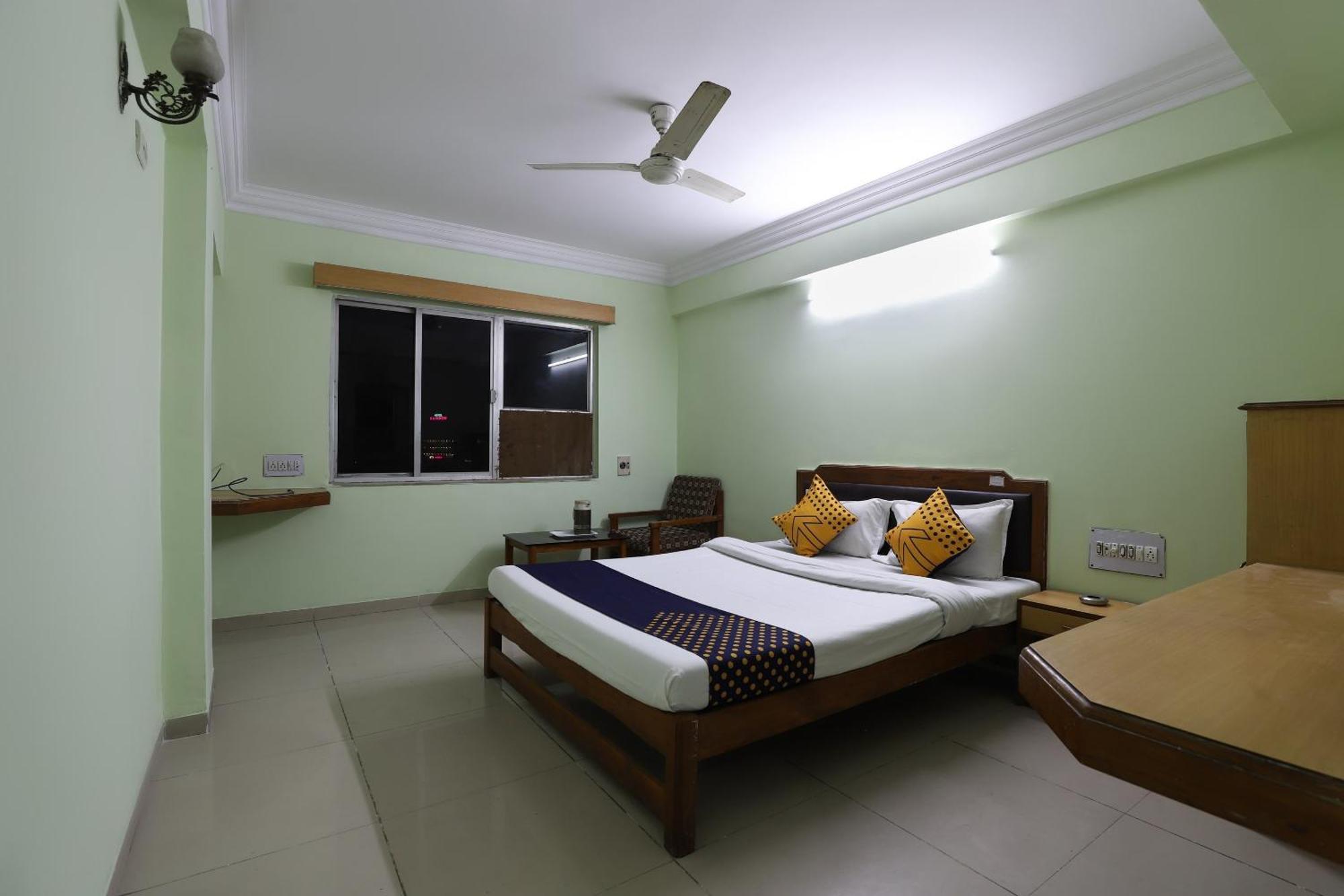 SPOT ON 66196 Hotel Hilltop Vadodara Exterior foto