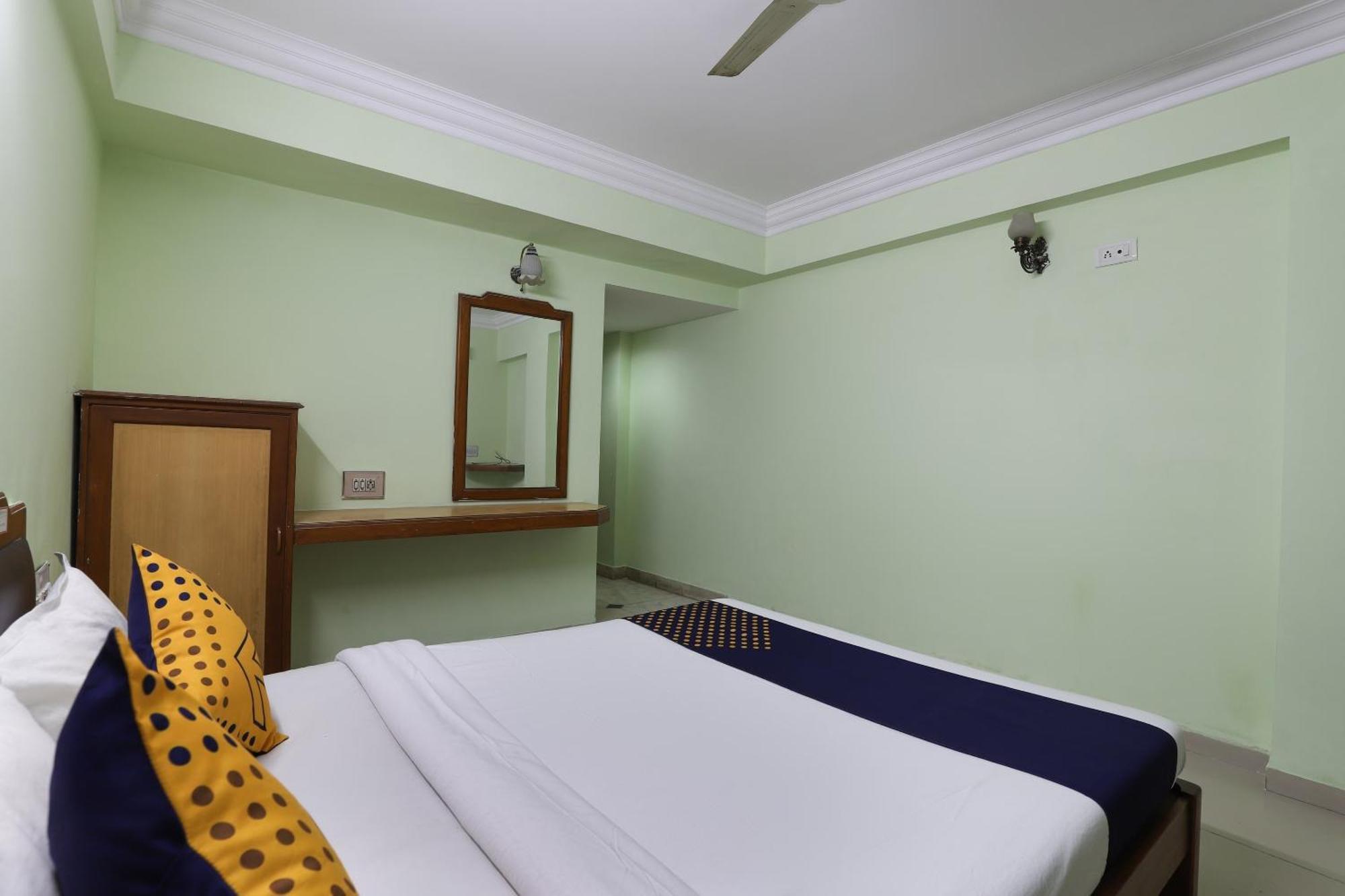 SPOT ON 66196 Hotel Hilltop Vadodara Exterior foto