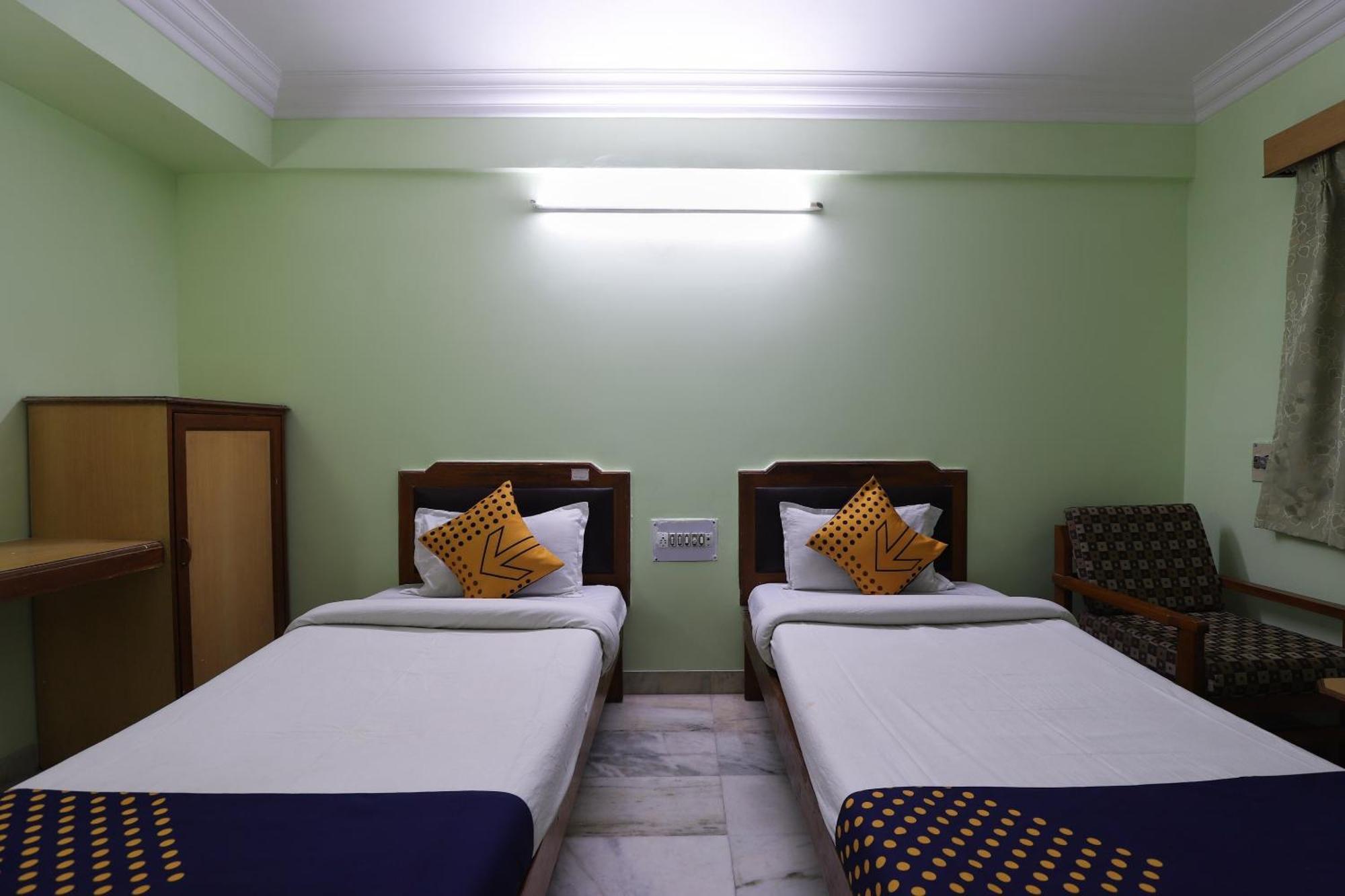 SPOT ON 66196 Hotel Hilltop Vadodara Exterior foto