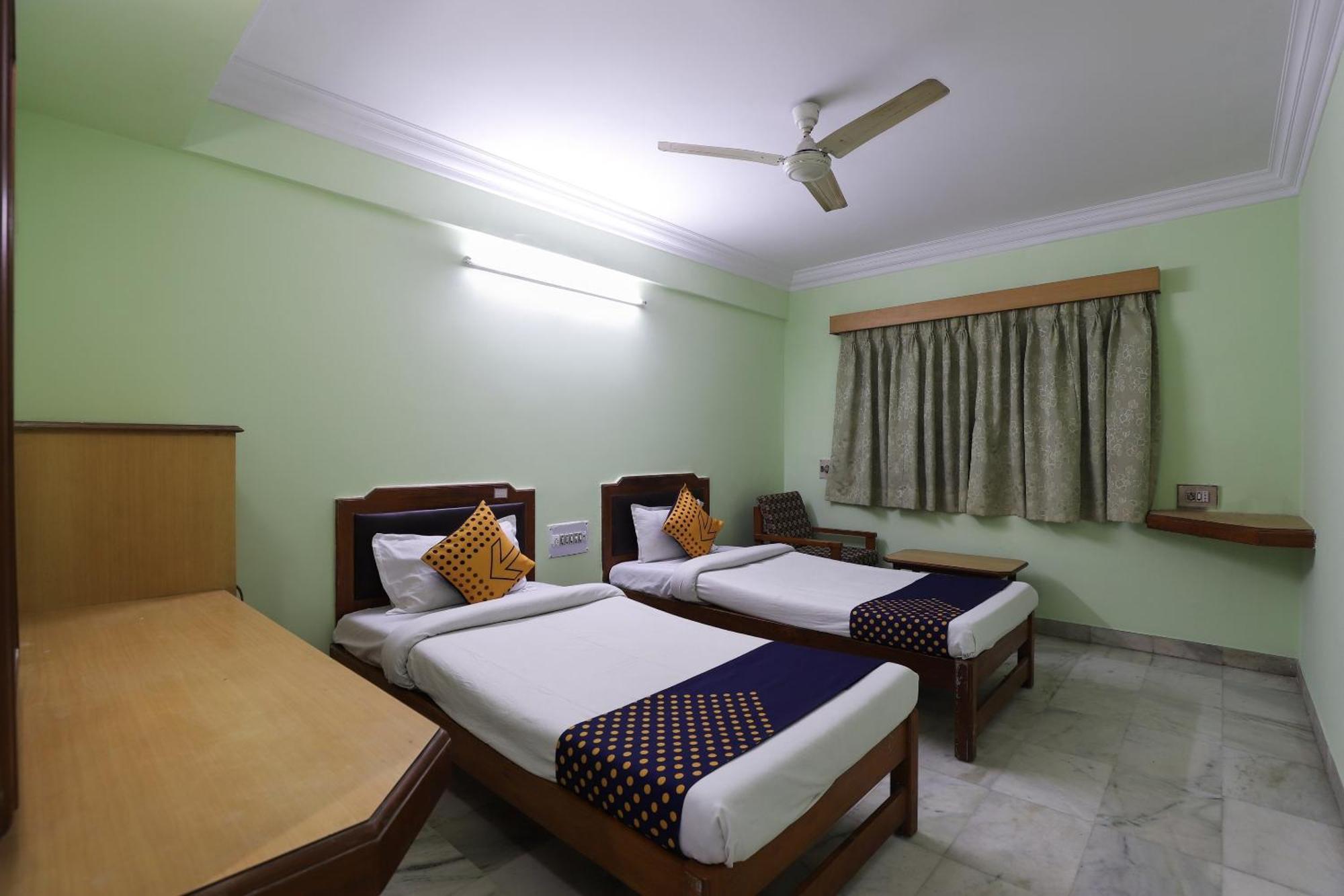 SPOT ON 66196 Hotel Hilltop Vadodara Exterior foto