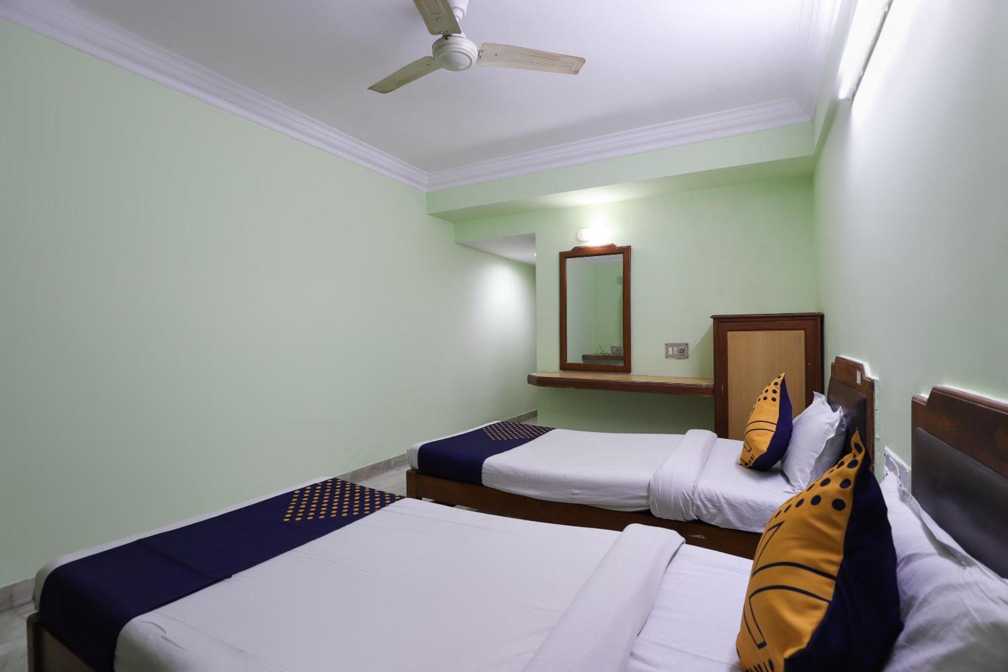 SPOT ON 66196 Hotel Hilltop Vadodara Exterior foto
