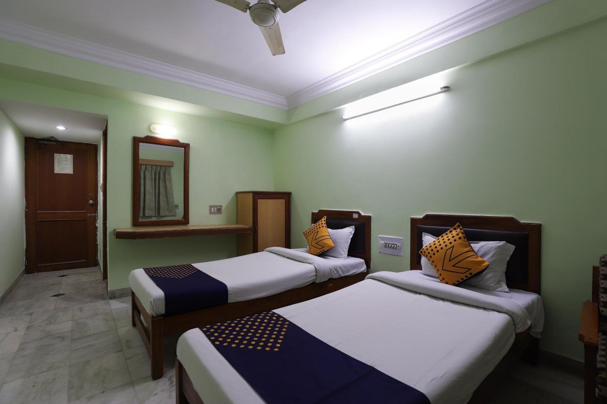 SPOT ON 66196 Hotel Hilltop Vadodara Exterior foto