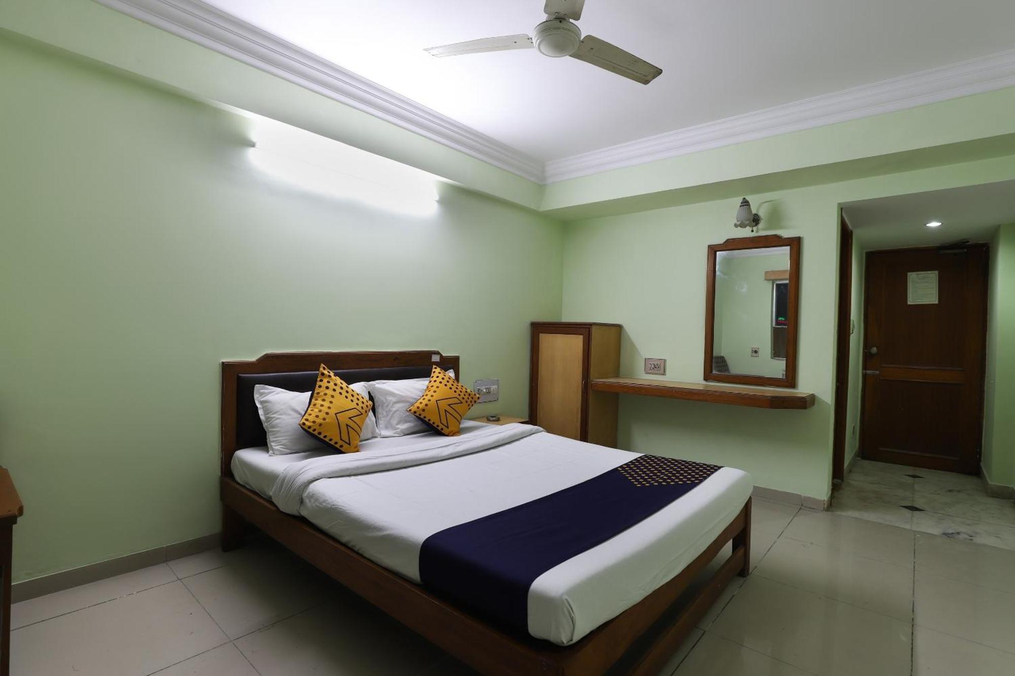 SPOT ON 66196 Hotel Hilltop Vadodara Exterior foto