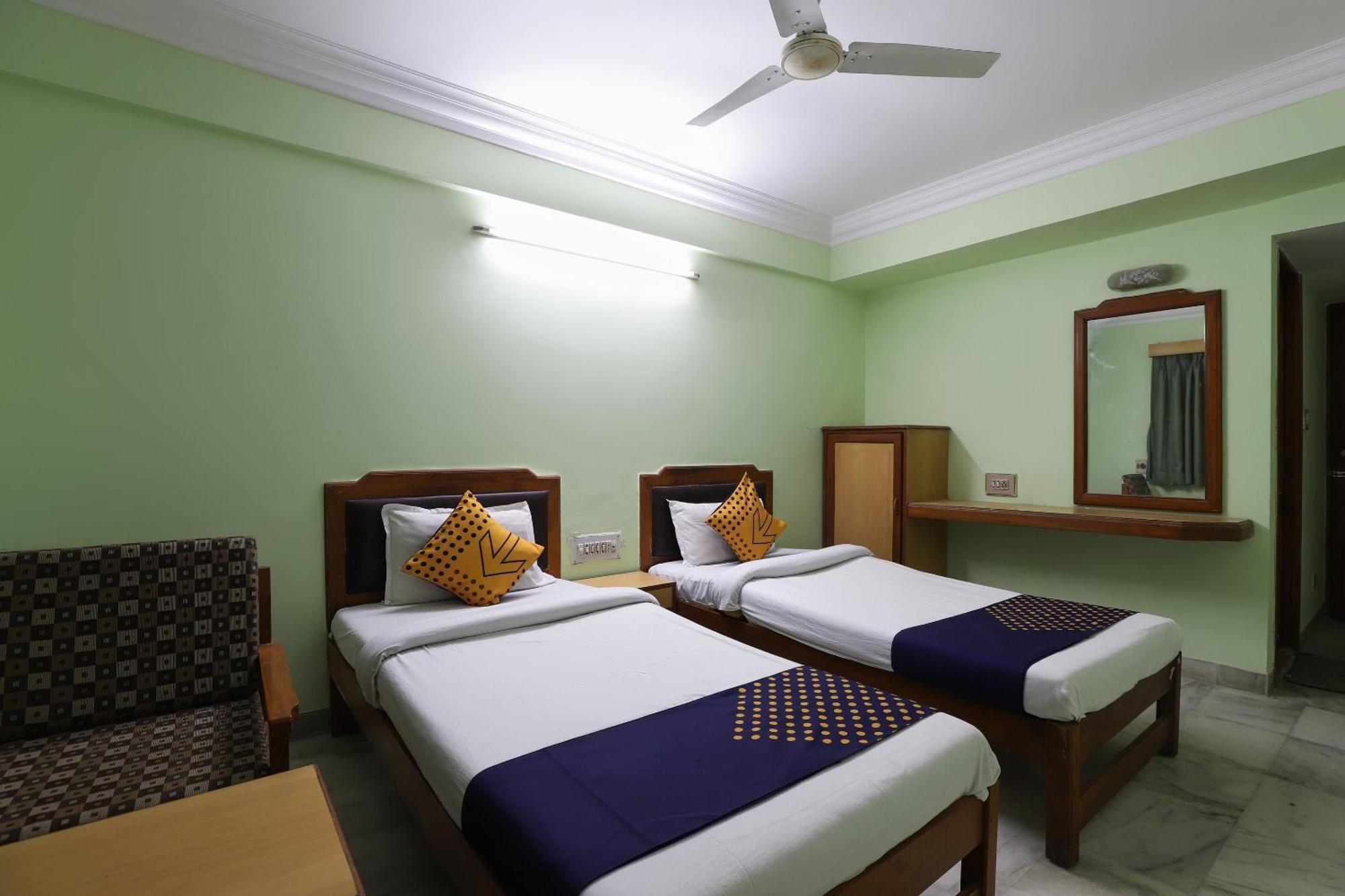 SPOT ON 66196 Hotel Hilltop Vadodara Exterior foto
