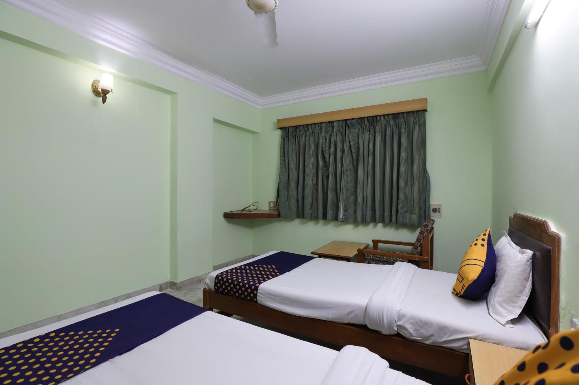 SPOT ON 66196 Hotel Hilltop Vadodara Exterior foto