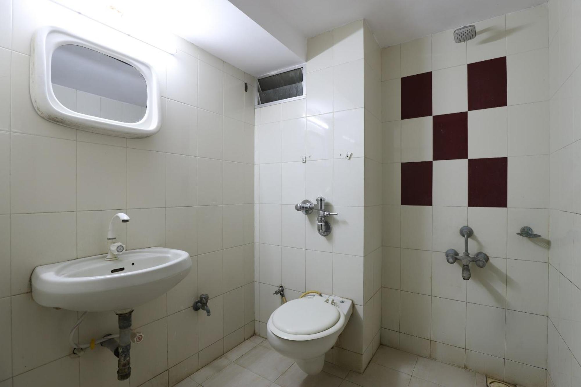 SPOT ON 66196 Hotel Hilltop Vadodara Exterior foto